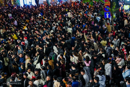 Người dân xuống đường đón Giáng sinh