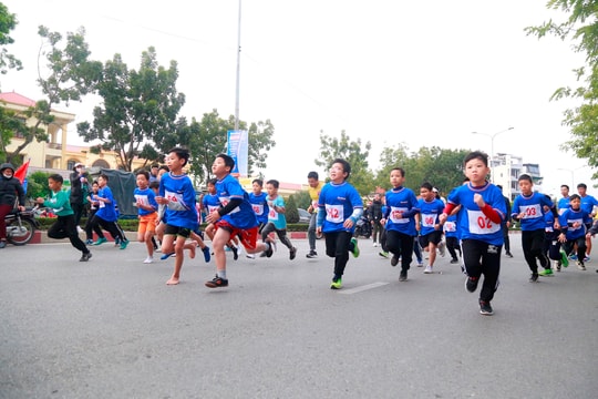 Những hình ảnh đầu tiên trên đường đua Giải việt dã Báo Hải Dương