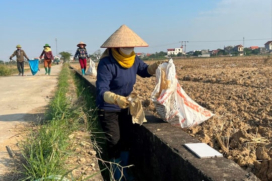 Hội viên nông dân TP Hải Dương dọn vệ sinh môi trường