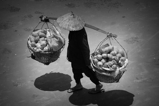 Mẹ gánh chợ trưa