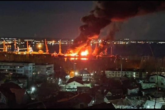 Ukraine tuyên bố phá hủy tàu đổ bộ lớn của Nga; Moskva xác nhận Crimea bị tấn công