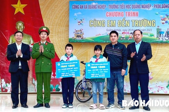 Công an xã Quảng Nghiệp phối hợp nhận đỡ đầu 2 trẻ mồ côi