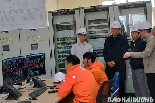 Giảm sức lao động nhờ sáng kiến ổn định điện áp tự động
