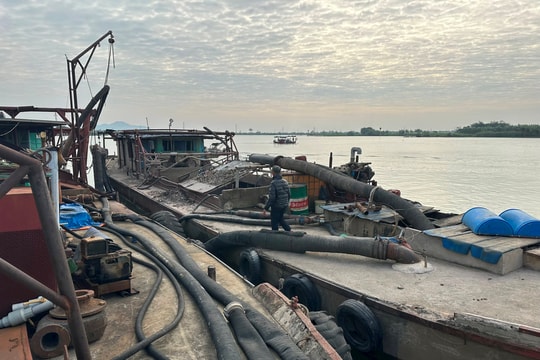 Thanh Hà tạm giữ tàu hút cát trái phép trong đêm trên sông Rạng