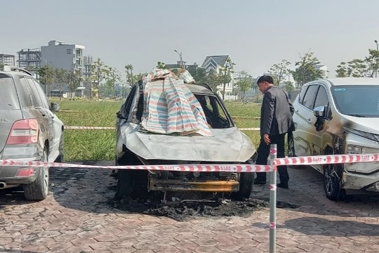 Cháy xe ô tô tại khu vực chung cư Bạch Đằng