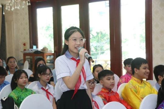 Chỉ thị của Bộ Chính trị về tăng cường chăm sóc, giáo dục và bảo vệ trẻ em