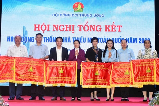 Nhà Thiếu nhi tỉnh Hải Dương nhận cờ thi đua xuất sắc của Hội đồng Đội Trung ương