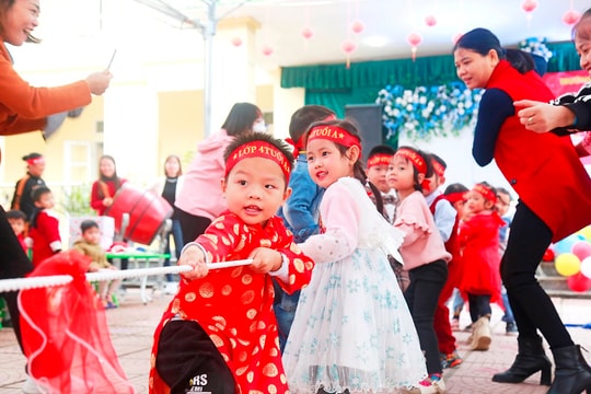 Trẻ mầm non ở Tứ Kỳ hào hứng cùng cha mẹ đón năm mới 2024