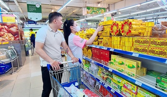 Siêu thị tăng sale chờ khách mua sắm, khách chờ... thưởng Tết