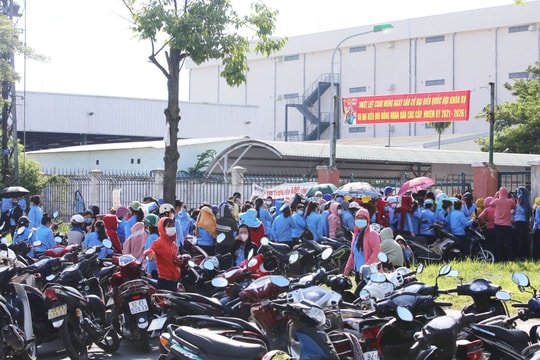 Nghỉ ốm dài ngày có được hưởng lương ngày lễ?