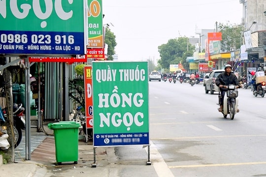 Để biển quảng cáo dưới lòng quốc lộ 37