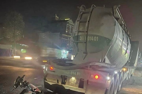 Đâm vào ô tô đầu kéo đỗ ven quốc lộ 18, người đàn ông Trung Quốc tử vong