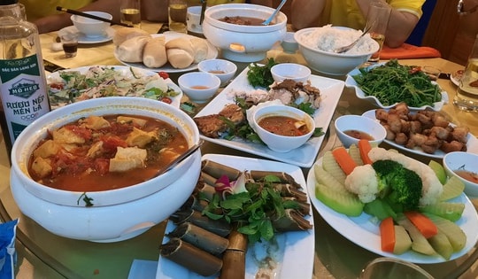 Chân tay sưng đau vì bệnh gout, nên chú ý gì dịp nghỉ lễ?