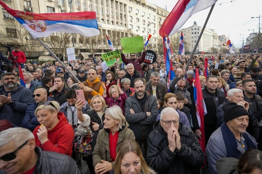 Hàng nghìn người biểu tình phản đối kết quả bầu cử Quốc hội Serbia 