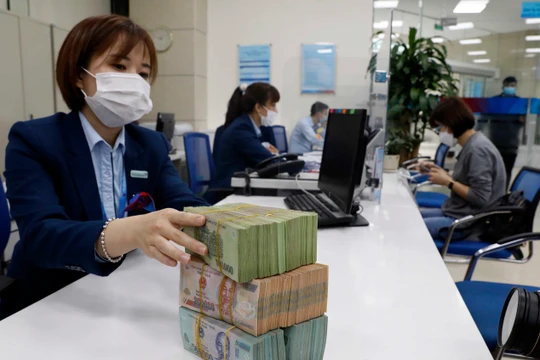 Lãi suất liên ngân hàng bất ngờ "dậy sóng" những ngày cuối năm