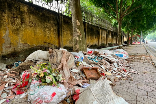Rác thải ngập vỉa hè phố Bà Triệu