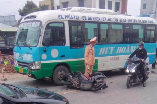 Xe máy va chạm với xe buýt trên đường tỉnh 391, một người bị thương