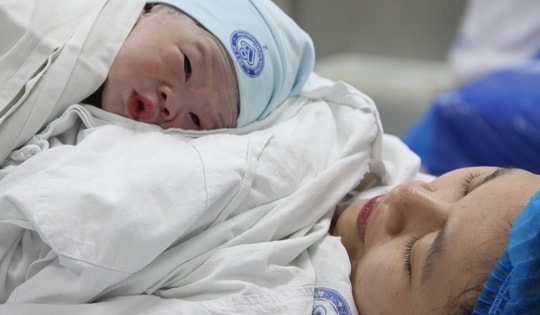 Hình ảnh công dân nhí đầu tiên của năm 2024 chào đời ở Hà Nội