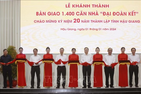 Chủ tịch nước Võ Văn Thưởng dự Lễ bàn giao 1.400 căn nhà "đại đoàn kết" tại tỉnh Hậu Giang