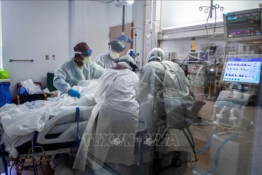 Mỹ lo ngại số ca mắc COVID-19 và nhiễm cúm gia tăng nhanh