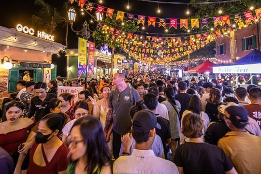 Foreign visitors flood tourist destinations during New Year