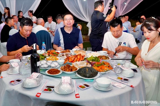 Chuyên gia nước ngoài đón Tết tại nhà trọ Việt