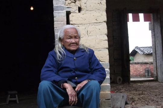 Cụ bà 95 tuổi mở quan tài đứng dậy đi nấu cơm sau 6 ngày "qua đời"