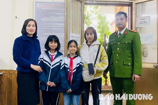 2 học sinh ở Bình Giang nhặt được điện thoại, trả lại người mất