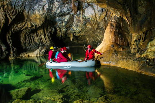 Slovenia nỗ lực giải cứu 5 người mắc kẹt trong hang Krizna