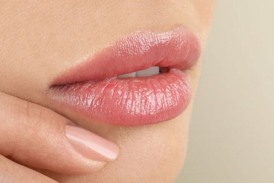 3 thói quen đơn giản trị môi khô nẻ không cần son dưỡng