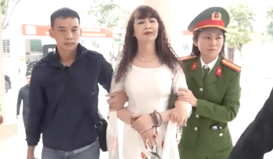 Bắt nữ giám đốc mạo danh nhà báo để bảo kê dàn xe tải