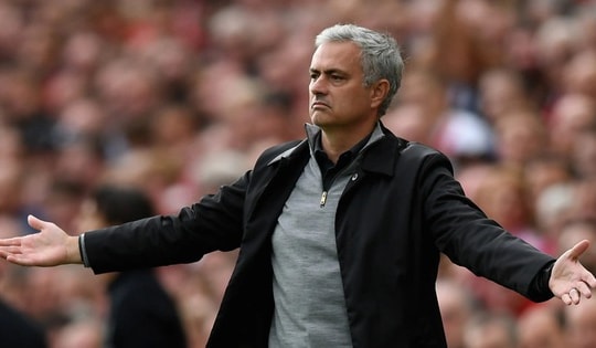 Nhận thẻ đỏ vì phản ứng trọng tài, huấn luyện viên Mourinho bỏ luôn họp báo sau trận