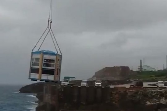 Trải nghiệm "kinh hoàng" của du khách ngồi cần cẩu đi ra đảo du lịch