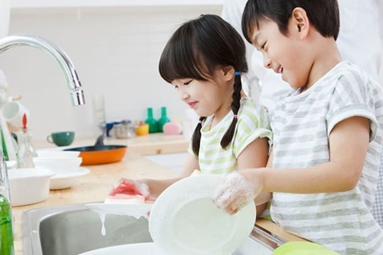 Có nên trả tiền để con làm việc nhà?