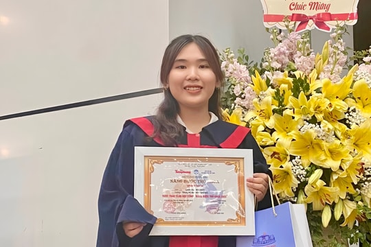 Một sinh viên Trường Đại học Sao Đỏ nhận học bổng "Nâng bước thủ khoa"