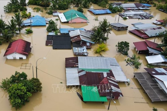 Lũ lụt khiến khoảng 10.000 người phải sơ tán ở Malaysia