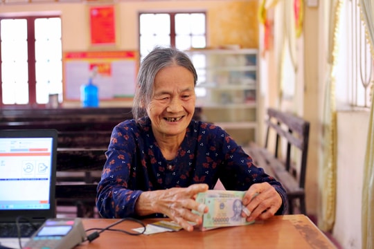 Phấn khởi nhận 2 tháng lương hưu trước Tết