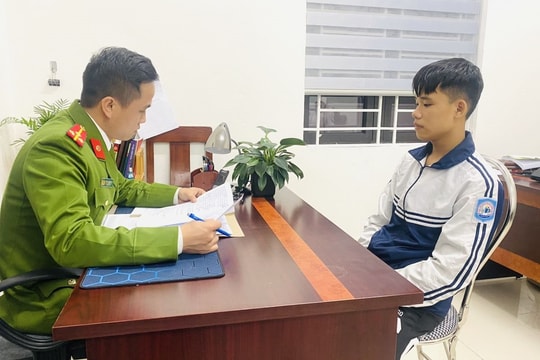 Một thanh niên mang bao tải pháo nổ đi bán