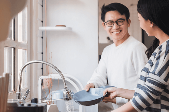 Lợi ích không ngờ cho sức khỏe khi rửa chén bát bằng tay