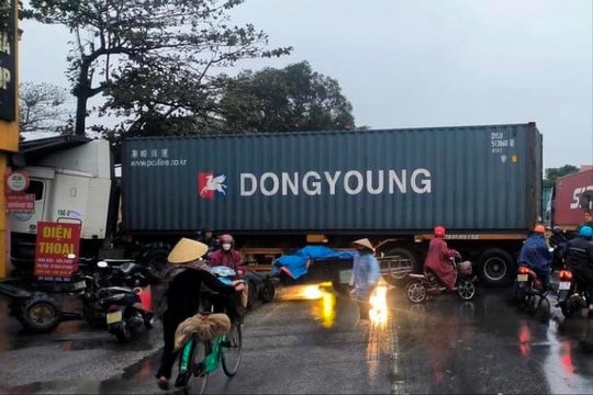 Sau va chạm giao thông, xe container lao vào nhà dân cạnh quốc lộ 5
