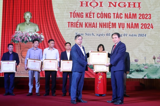 Nam Trung vinh dự đón nhận Cờ thi đua của Thủ tướng Chính phủ