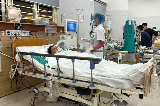 Nhiều người bị ngộ độc khí độc khi khò bình phế liệu ở Hưng Yên