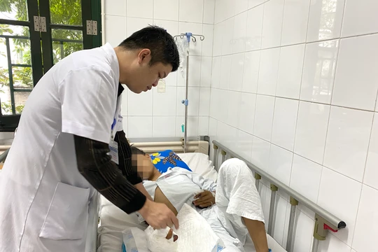Sử dụng pháo tự chế, nhiều thanh thiếu niên bị dập nát bàn tay