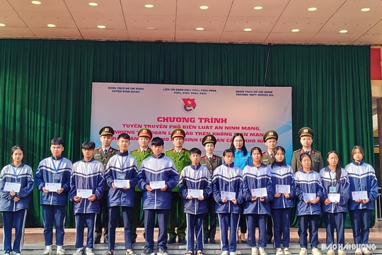 Tuổi trẻ Thanh Miện, Bình Giang tặng quà học sinh khó khăn