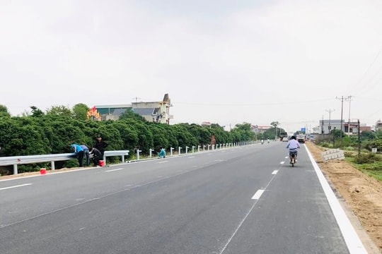 Khẩn trương hoàn thiện hệ thống an toàn giao thông đường trục Đông - Tây tại các đoạn đã trải bê tông nhựa