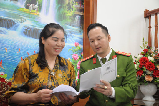 Công an Hải Dương phát tài liệu phòng ngừa tội phạm đến tay người dân