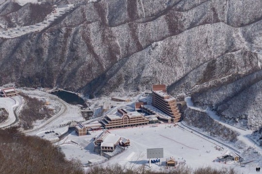 Công ty du lịch chào tour trượt tuyết ở "quốc gia bí ẩn nhất thế giới"