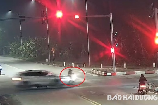 Đi xe máy vượt đèn đỏ, đâm vào ô tô, 1 thiếu niên ở Nam Sách tử vong