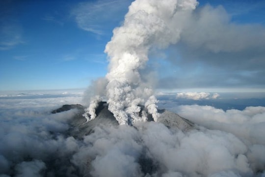 Núi lửa Dokono ở Indonesia phun trào tro bụi cao 1,7 km