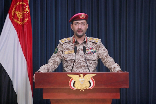 Houthi ra tuyên bố cứng rắn với tàu chiến Mỹ - Anh sau khi bắn trúng tàu hàng của Mỹ